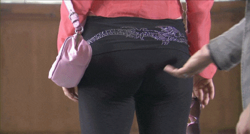 Лера и отчим в амбаре набирают зерно