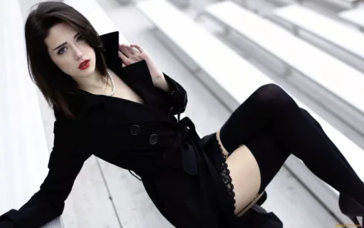 Жена в офисе юрист в юбке и блузке